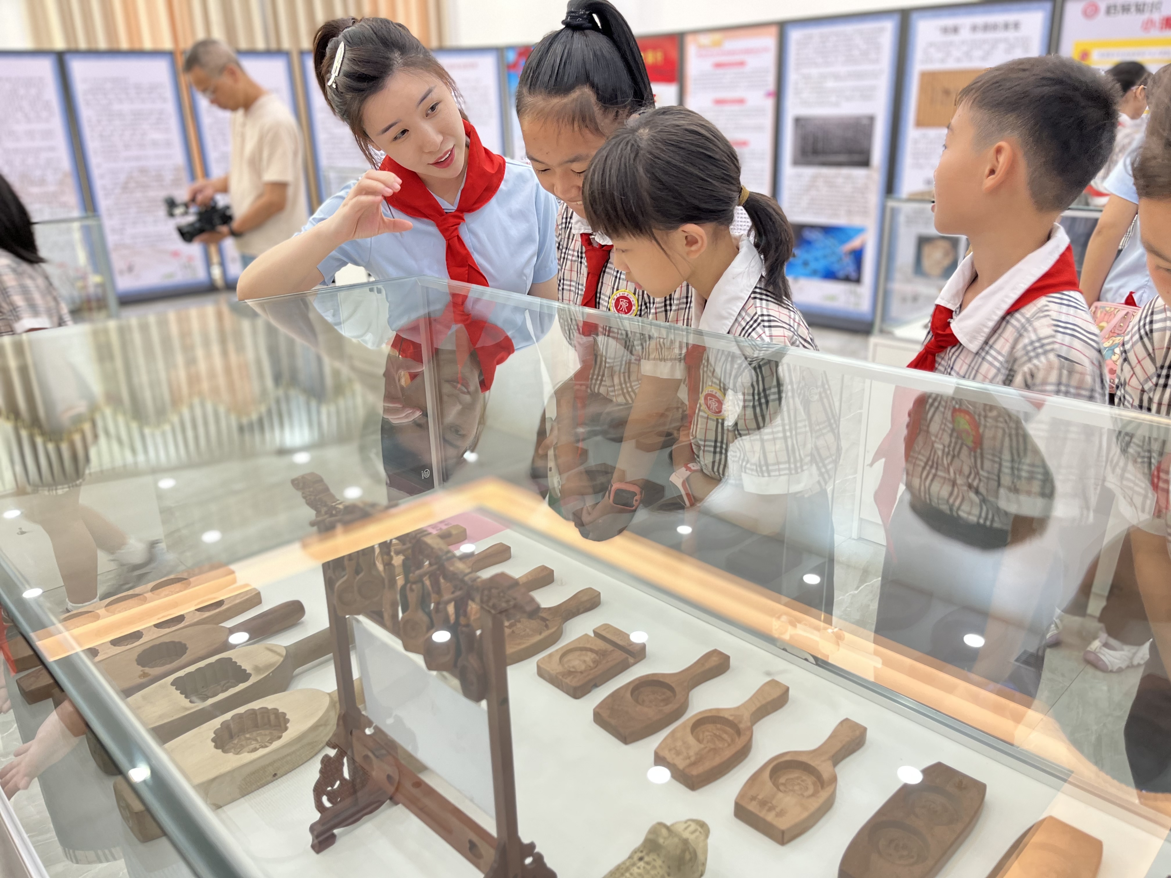 3.2红领巾们对展出的非物质文化遗产——张田饼印表现得非常好奇并认真听老师的讲解.jpg
