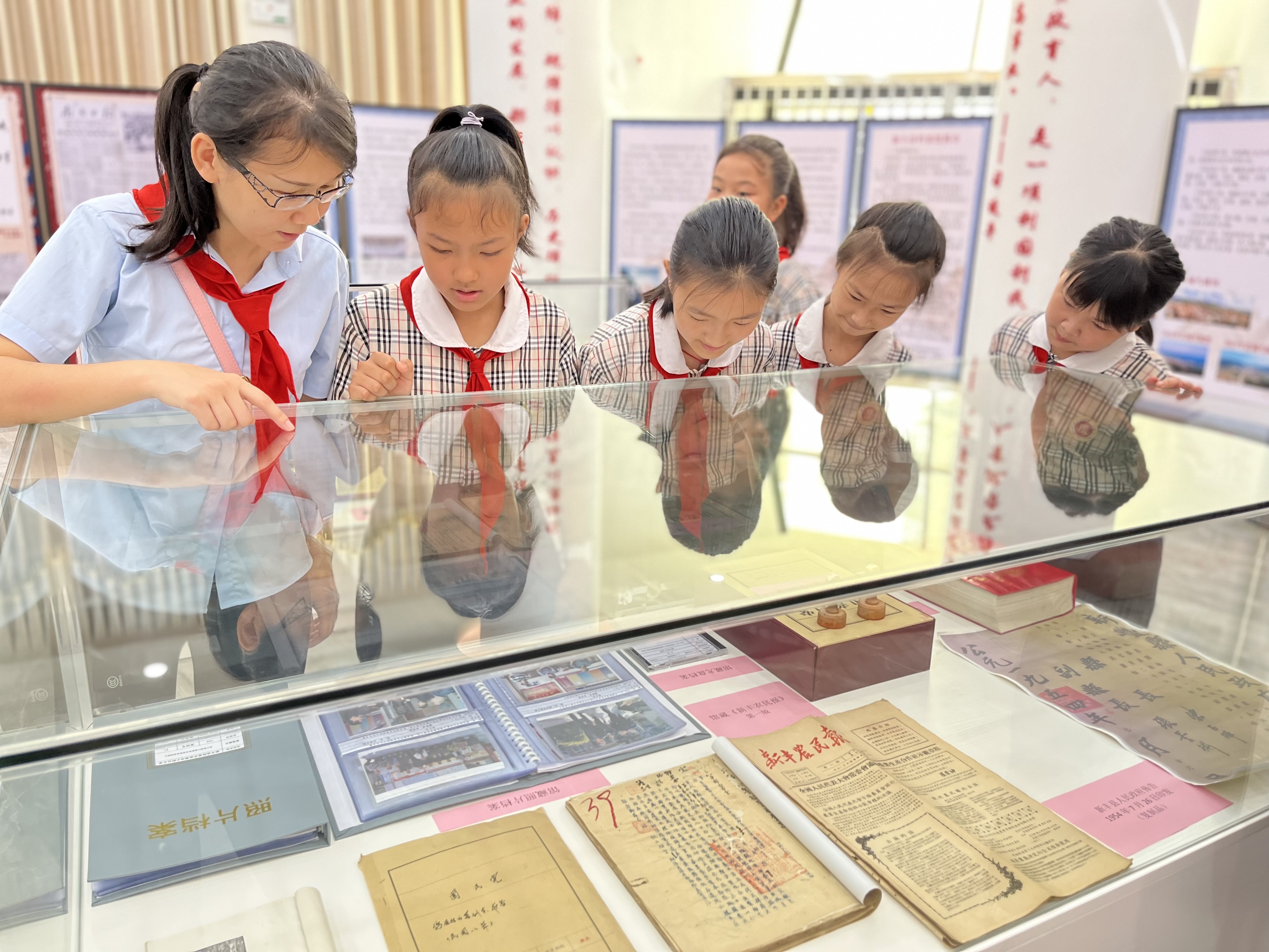 3.3在老师的带领下红领巾们在新丰县珍贵历史档案资料前感受新丰历史变迁.jpg